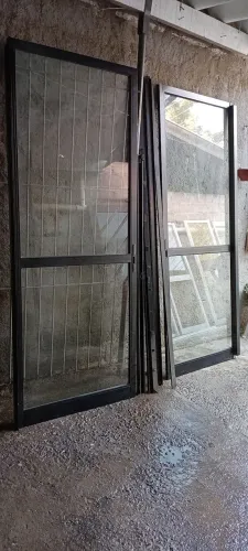 Porta de correr porta balcão preta 2,30 altura X 1,80 comprimento marca udinese