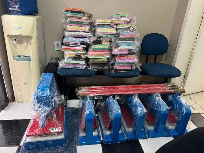 Renda extra temos a pronta entrega a máquina completa de fazer chinelo valores variados