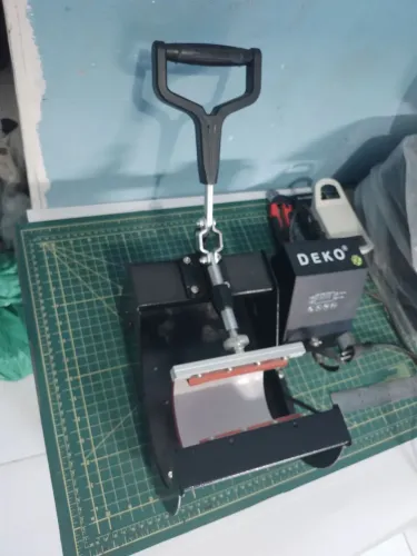 Máquina de estampar canecas