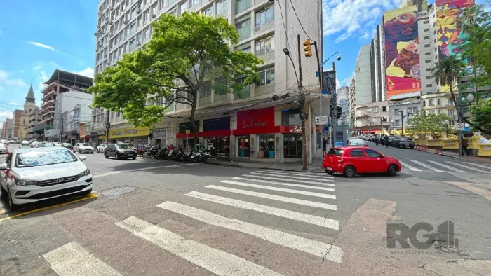 imóvel de esquina com excelente visibilidade, vitrine expositiva e cortina metálica. Local