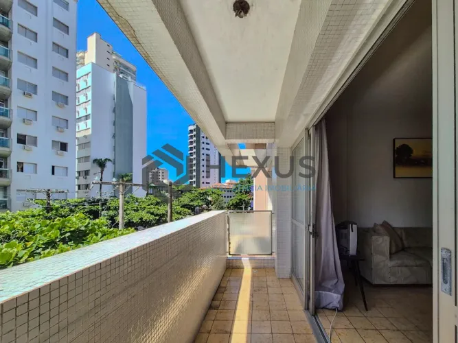 Apartamento reformado com varanda na Praia das Astúrias, Guarujá