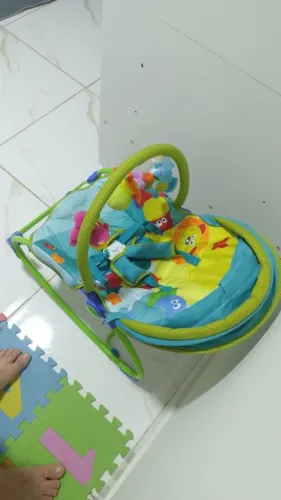 Vendo cadeira de descanso infantil, toca música, vibra, acende luz, balança 