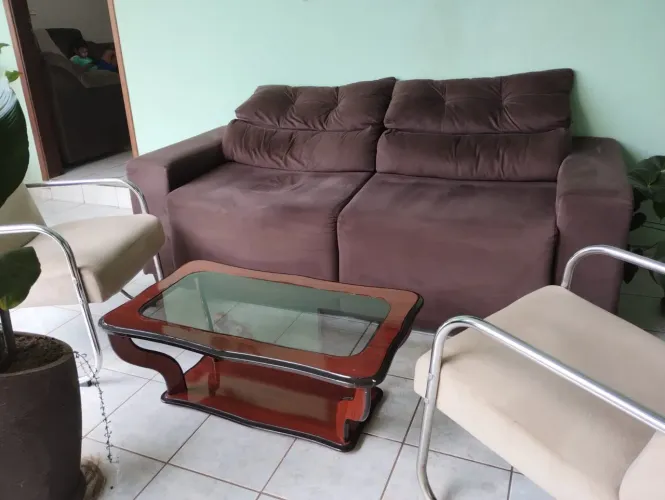 1 sofá retrátil / 2 poltronas / 1 mesinha de centro