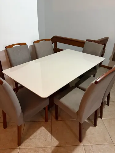 Linda mesa 6 lugares com cadeiras. 