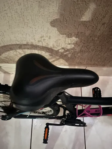 Bicicleta Caloi Rouge com assento selim ergonômico com gel