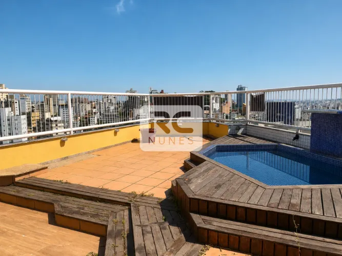 Cobertura triplex com área de 400m², 05 Quartos, 02 Suítes, Elevador e 02 Vagas, no Bairro