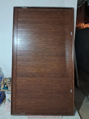 Porta Pivotante em Alumínio Amadeirado