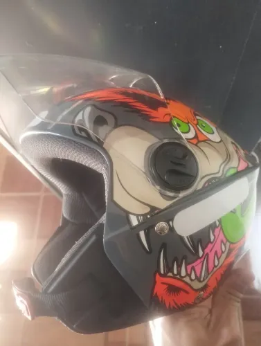 Capacete seminovo número 60