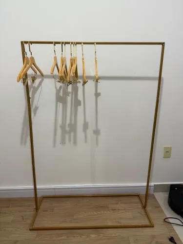 Arara para loja de roupas