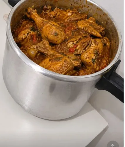 Panela de pressão momentos em delícias pouco usado.