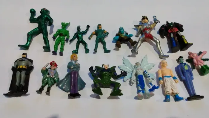Lote de miniaturas antigas anime DC Batman Dragon ball Power Rangers e outros