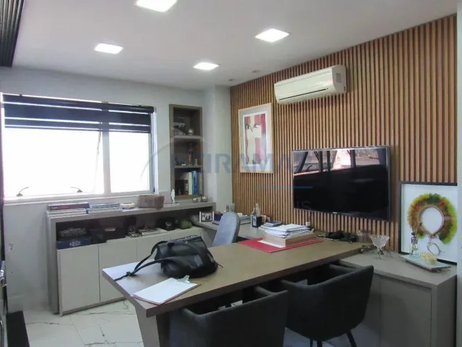 Sala Comercial com 42m², Mobiliada e Vaga de Garagem à Venda no Edifício Pátio Capital Ág