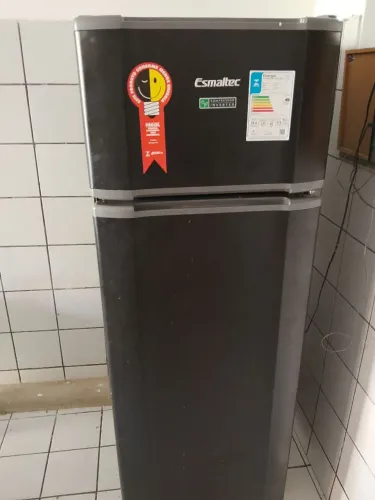 Geladeira Esmaltec preta