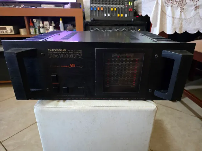 Amplificador Cygnus PA1800X.