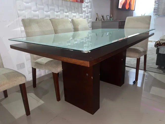 Mesa de madeira com tampo de vidro
