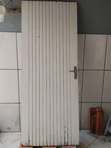 Porta de Madeira Maciça com fechadura 