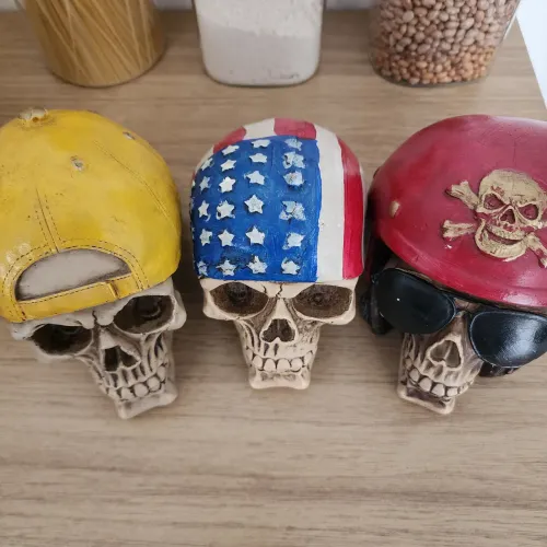 Conjunto de caveiras decorativas em gesso
