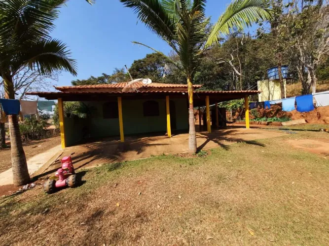 Vendo chácara em Itatiaiuçu de 3000m² com 03 quartos excelente localização.