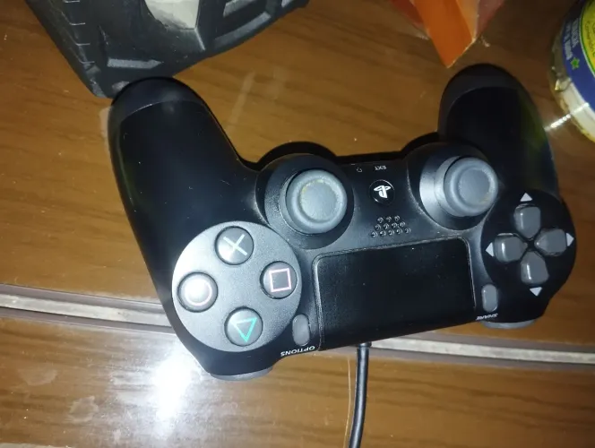 PlayStation 4 usado slim 1tb mais dois controles. Aceito propostas