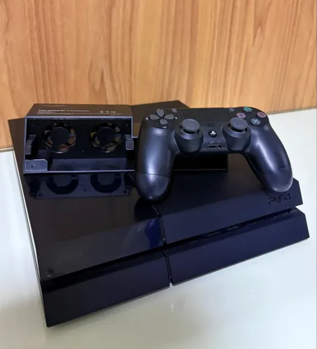 PS4 1TB + Acessório de Resfriamento (Dobe) - Impecável!