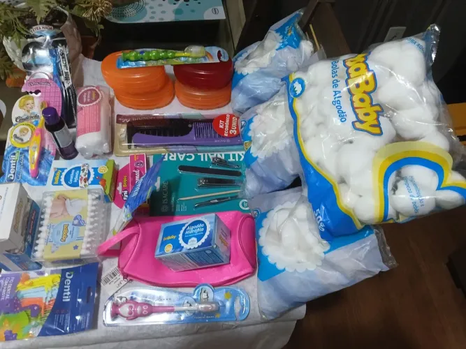 Vendo kit higiene pessoal  composta  por 24 itens novos.