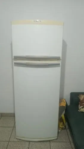 Vende-se uma geladeira