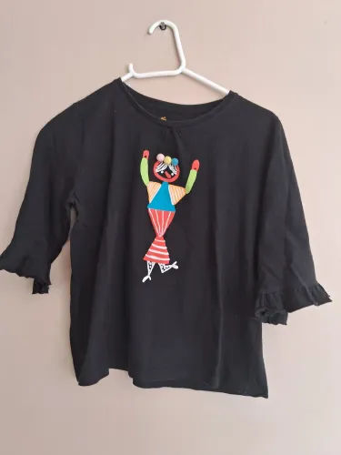 Blusa fábula preta boneco colorido