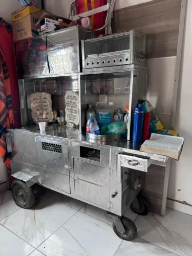 Carrinho de hot dog em ótimo estado foi usado 1 vez os pneu só tá vazio tem barraca junto 