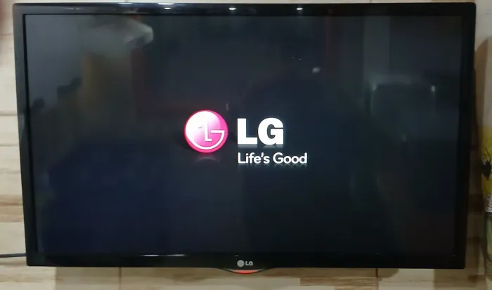 Tv LG 32pol estado de semi nova. Só ligar e usar. Não é Smart. Compare com outras.