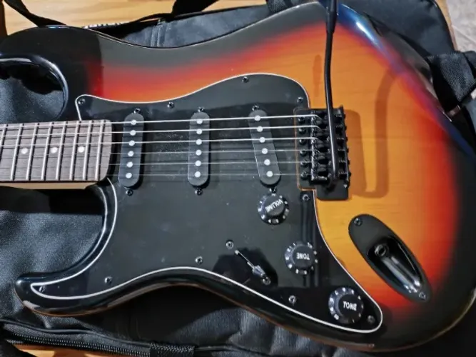 Guitarra Memphis MG32 (canhoto)