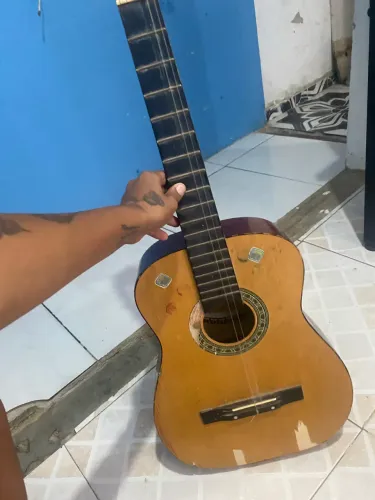 violão precisando de reforma