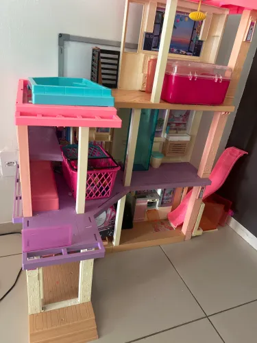 Vende-se uma casa da Barbie 