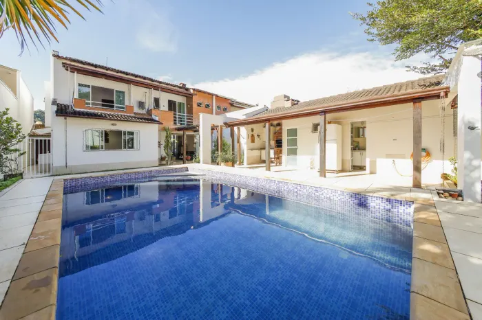 Casa duplex em condomínio exclusivo cercado pela natureza para venda