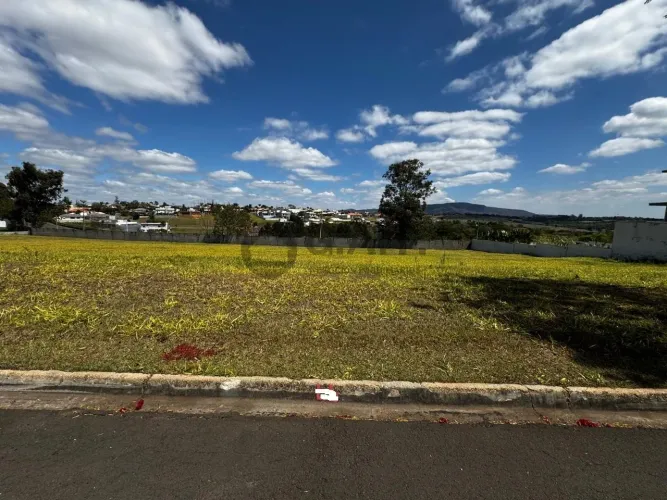 Terreno plano em condomínio, com 1000m²