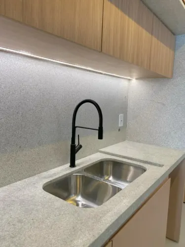 Bancada de Cozinha em Granito Branco Itaúnas Sob Medida