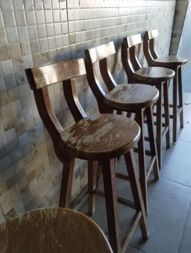 Vendo banquetas de madeira original 