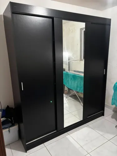 Guarda roupa três portas com espelho