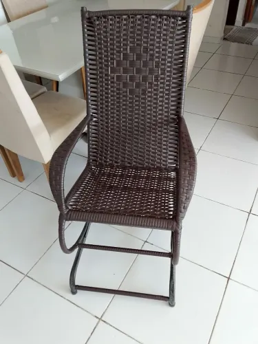 Cadeira de fibra resistente e boa para amamentar e ler