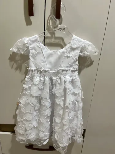 VESTIDO BRANCO COM DETALHES DE FLORES