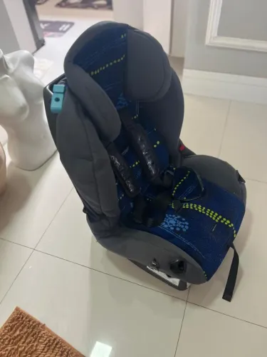 Cadeirinha infantil para carro azul e cinza