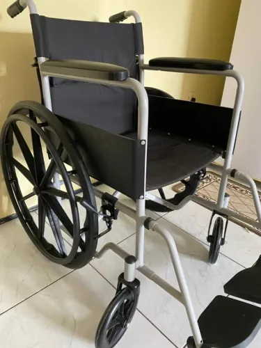 Cadeira de Rodas Dobrável - Confortável e Resistente