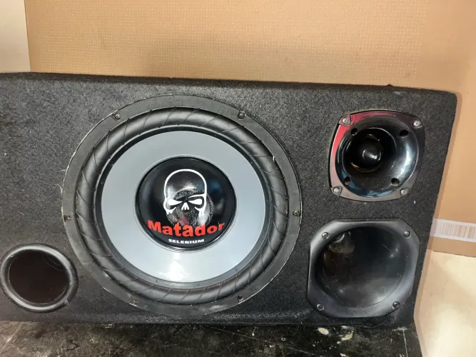 Vende- se macaco jacaré e caixa trio sub, estado de novo, usados uma vez.