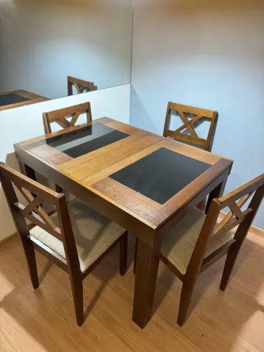 Mesa extensiva com 4 cadeiras