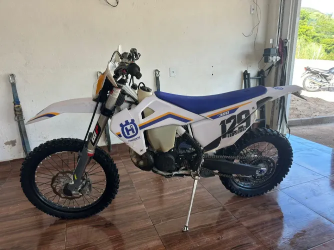 Moto trilha Enduro Husqvarna Te300i único dono - parcelo cartão