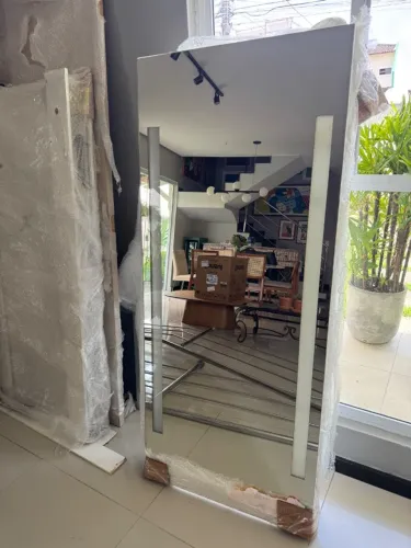 Lindo espelho com instalação para iluminação