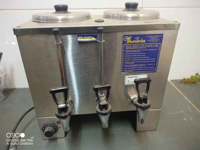 Cafeteira monarcha 10 litros, café, leite e água quente.