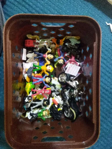 ? Lote de bonequinhos + coleção completa Liga da Justiça Kinder Joy