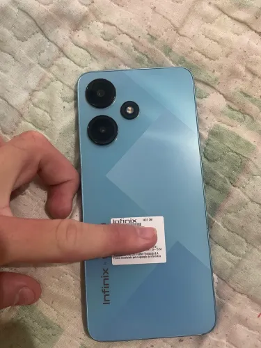 celular com a tela trincada mas funciona perfeitamente, valor negociável.