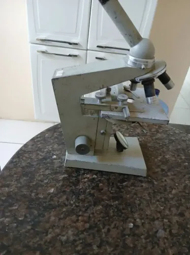Microscópio antigo