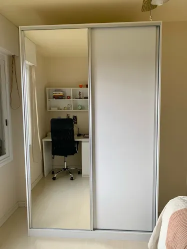 Guarda roupa branco duas portas com espelho